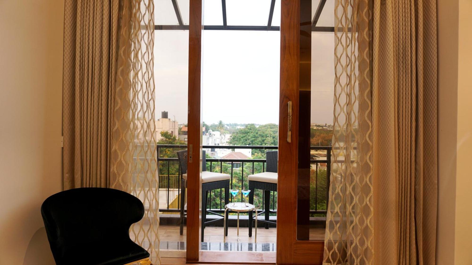 דירות העיר בנגלור The Pentouz On 100 Feet Road Indiranagar - An Urban Luxury Retreat מראה חיצוני תמונה