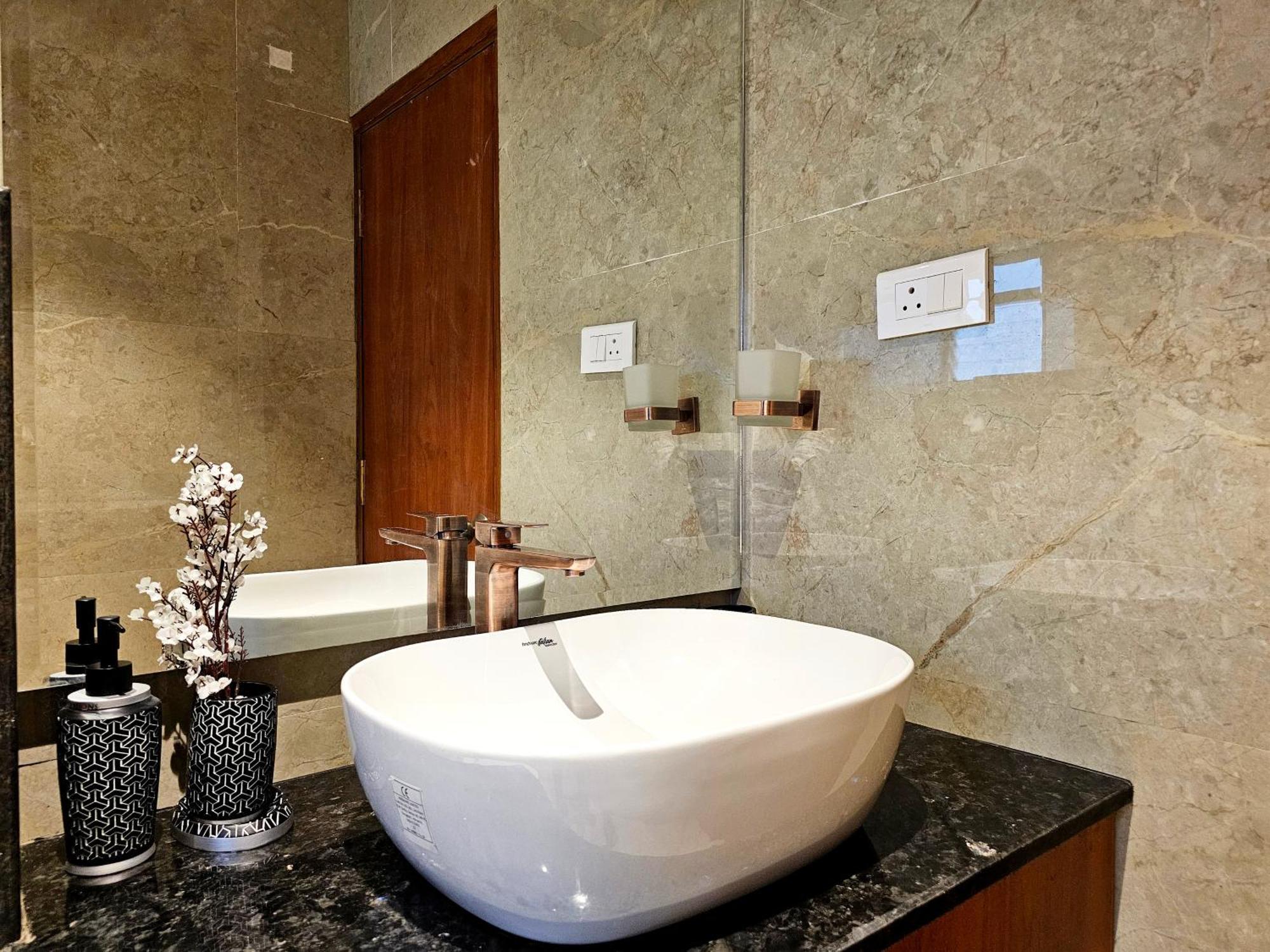 דירות העיר בנגלור The Pentouz On 100 Feet Road Indiranagar - An Urban Luxury Retreat מראה חיצוני תמונה