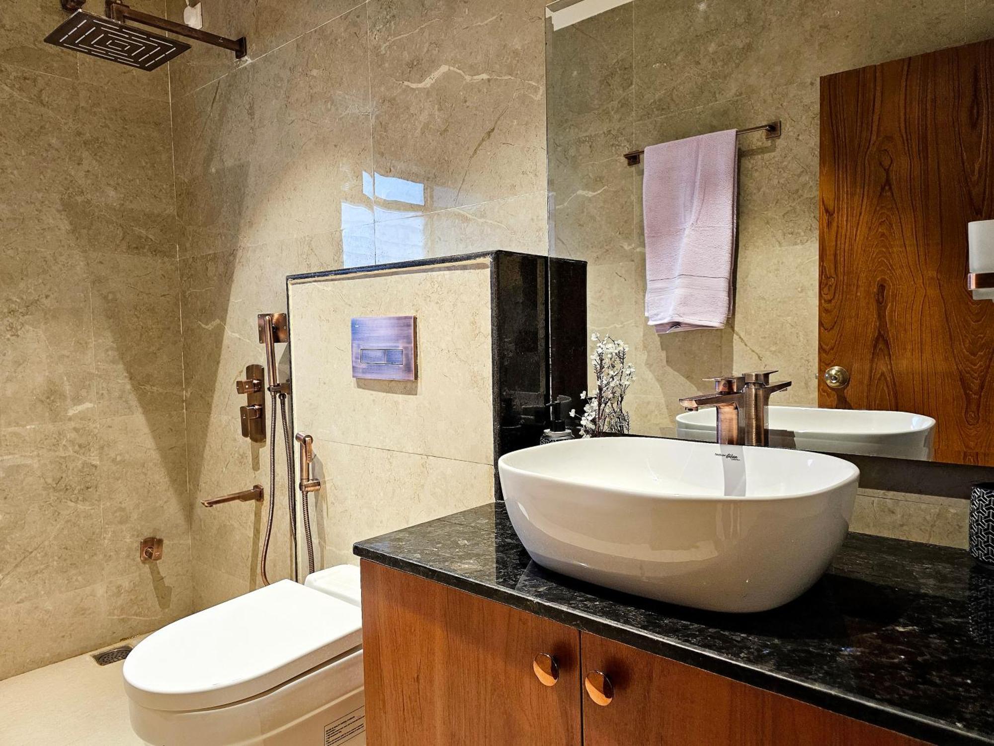 דירות העיר בנגלור The Pentouz On 100 Feet Road Indiranagar - An Urban Luxury Retreat מראה חיצוני תמונה